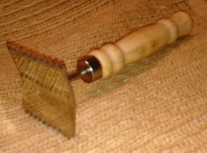 Queen Excluder Cleaning Tool